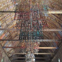 « Les Robes du temps », de l'artiste québécoise Carole Simard-Laflamme, exposées à l'église d'Illiers-Combray.